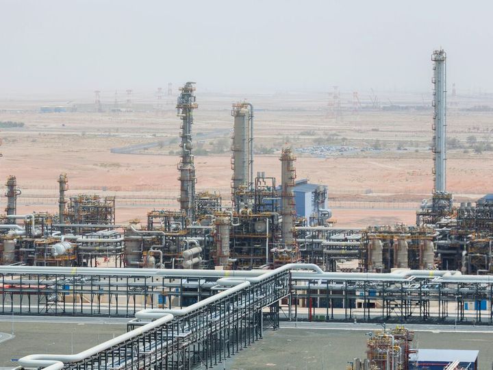 ОАЭ и Кувейт начали сокращать добычу нефти