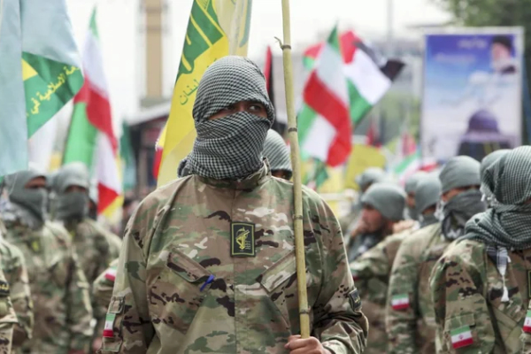 Боевики «Басиджа» расклеивают листовки на улицах Тегерана и прячутся под мостами