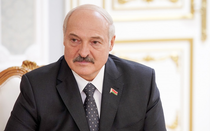 Лукашенко получил в подарок корову, которая ждет теленка