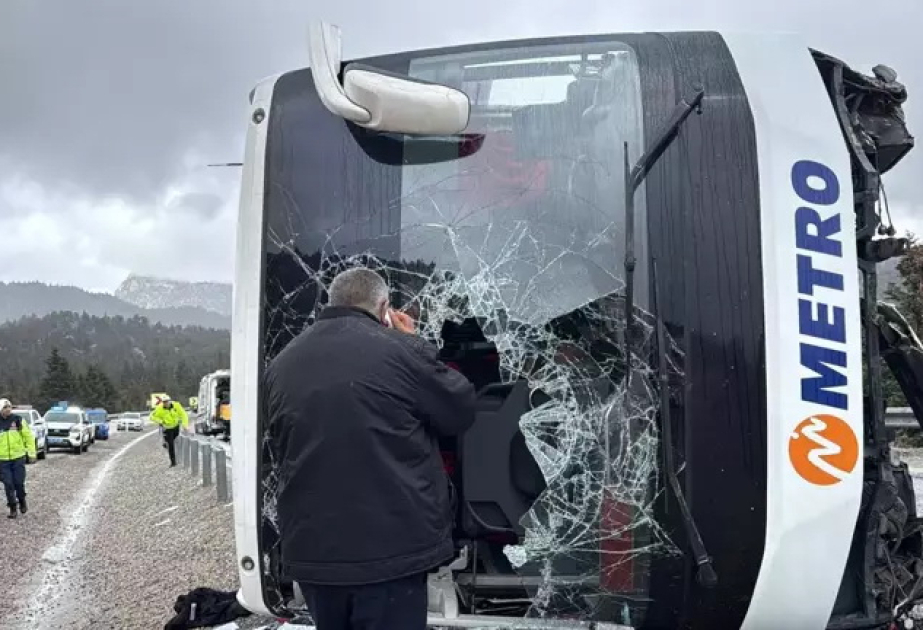 В турецкой Конье перевернулся пассажирский автобус