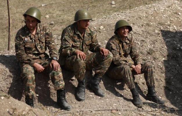 Армянские чиновники спорят о службе в армии своих детей