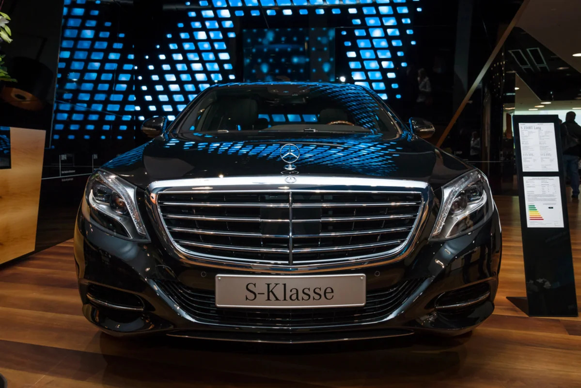Житель Китая закопал Mercedes рядом с умершим родственником