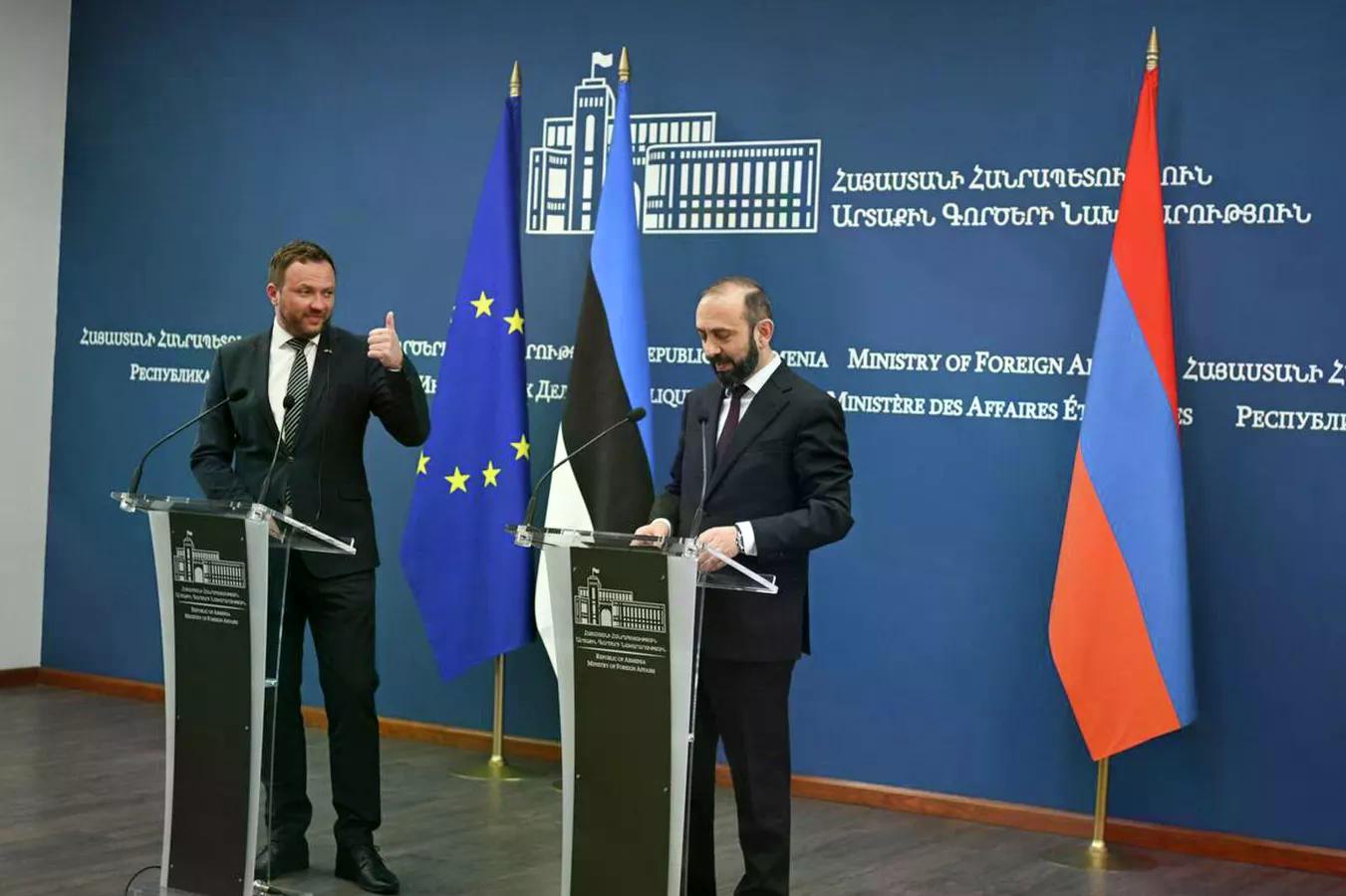 Мир под давлением лжи