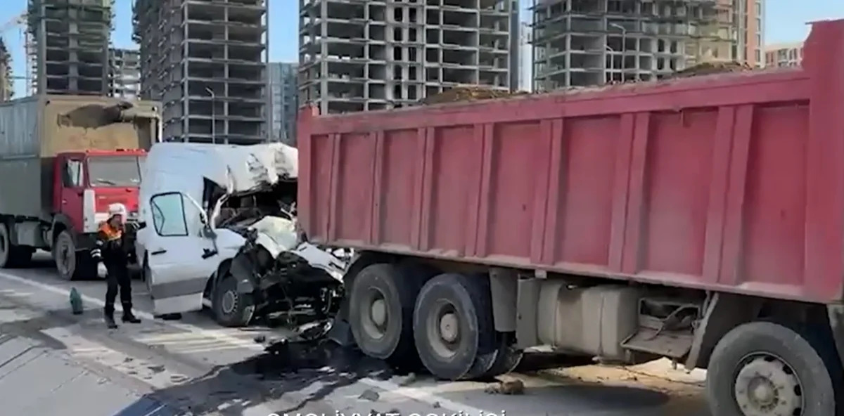 В Баку спасли водителя после тяжелого ДТП с участием грузовиков