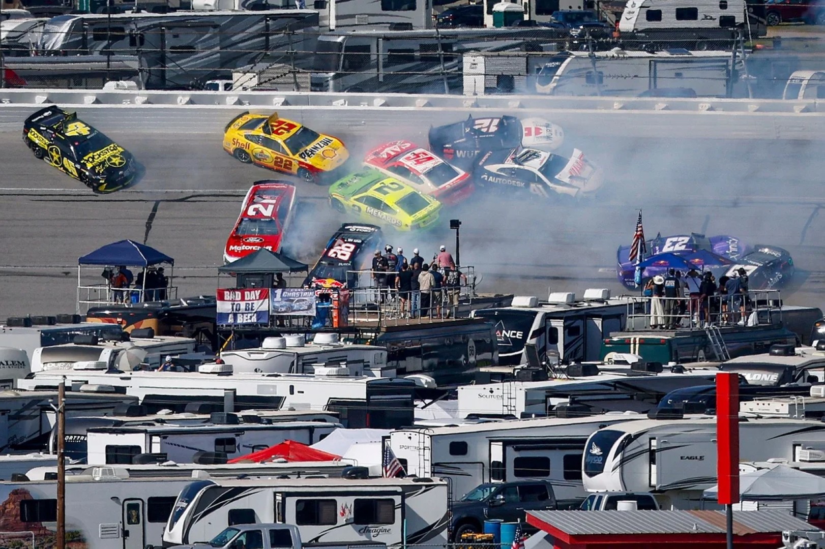 Авария с участием до 30 автомобилей произошла на американских гонках NASCAR