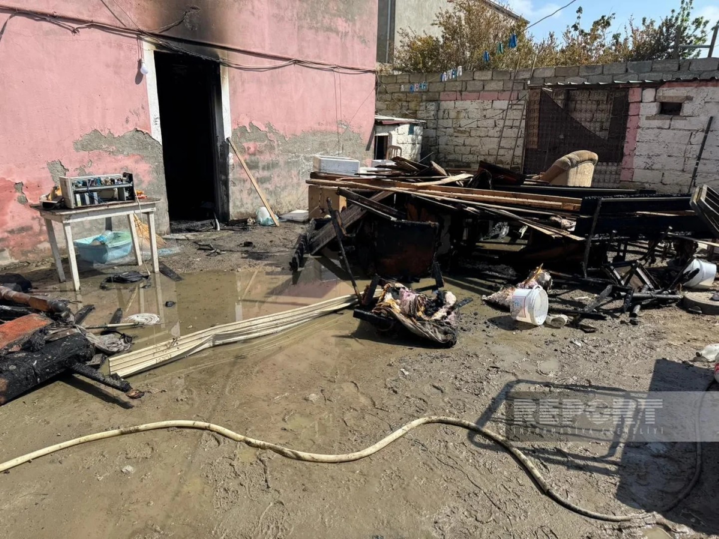 В Сумгайыте при пожаре в доме мать и дочь отравились дымом