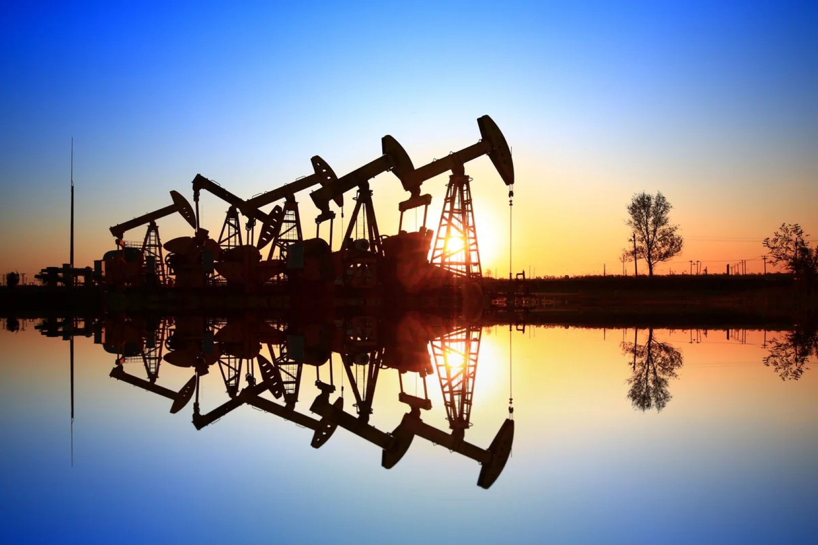 Мировые цены на нефть снизились на 2% после заявления Трампа