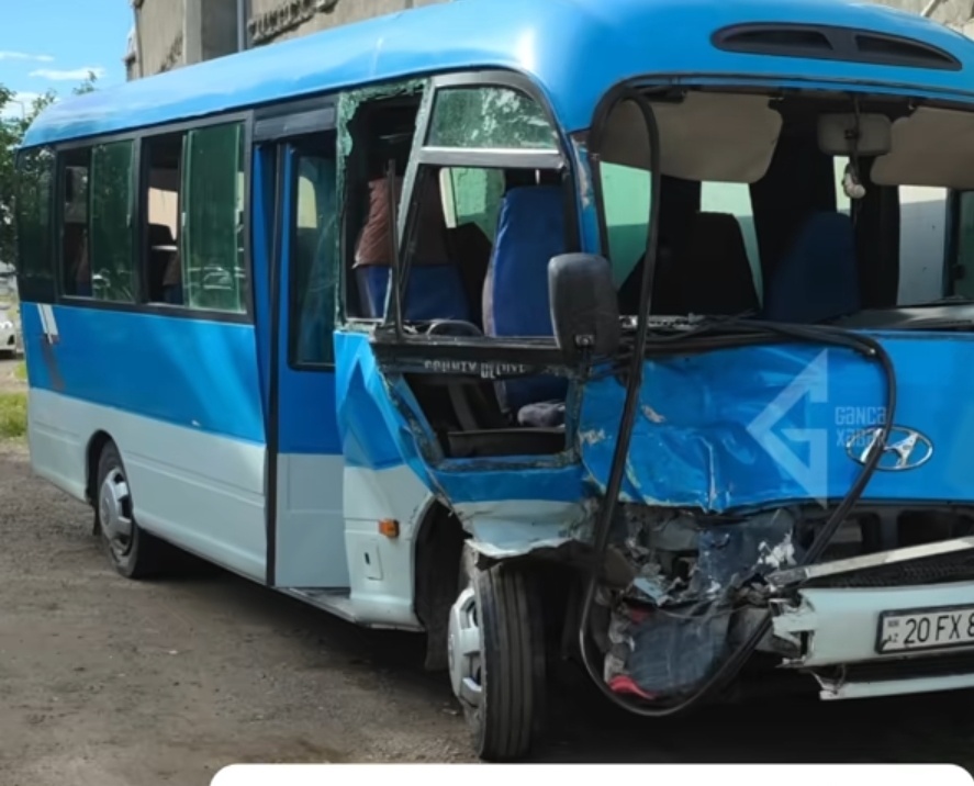 В Гяндже пассажирский автобус врезался во внедорожник