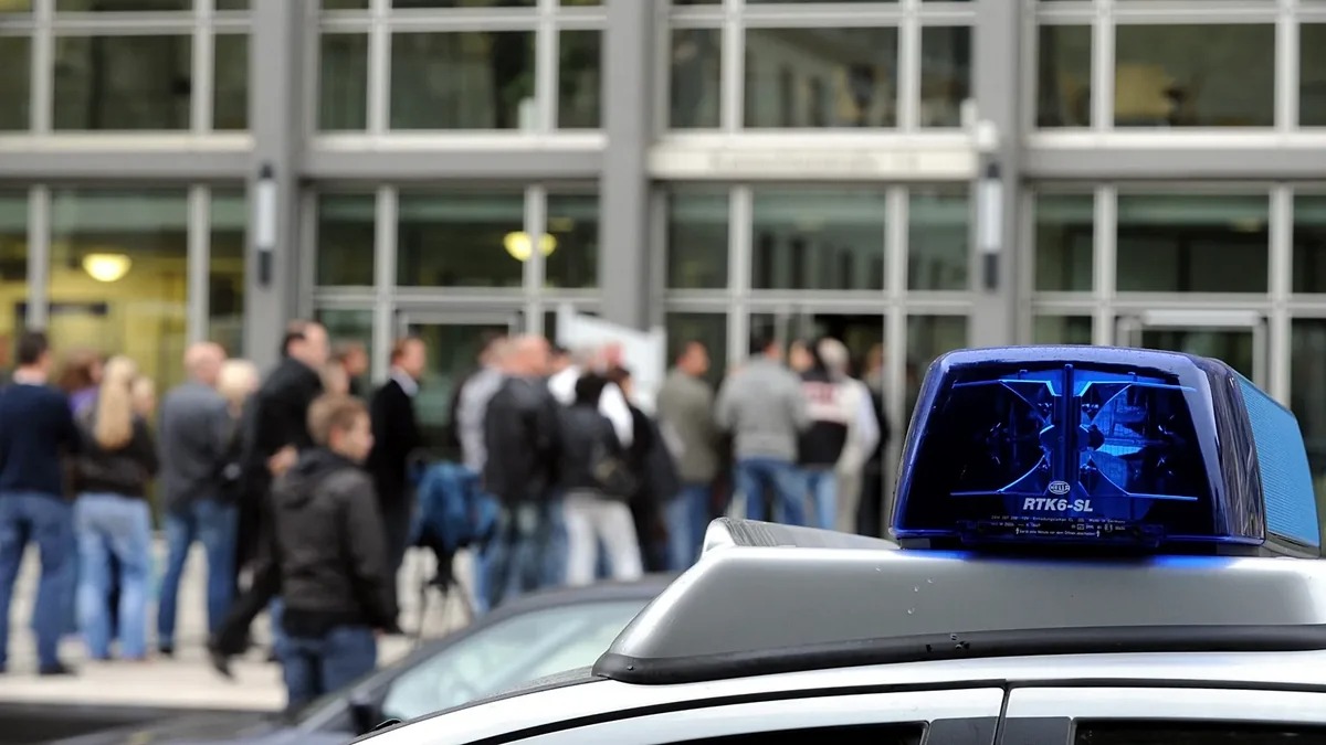 На юге Испании несколько автомобилей въехали в толпу у бара: пострадали семь человек