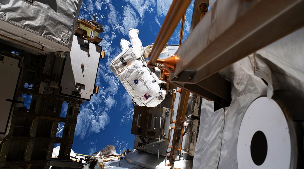 Астронавты NASA успешно завершили выход в открытый космос и отремонтировали Canadarm2