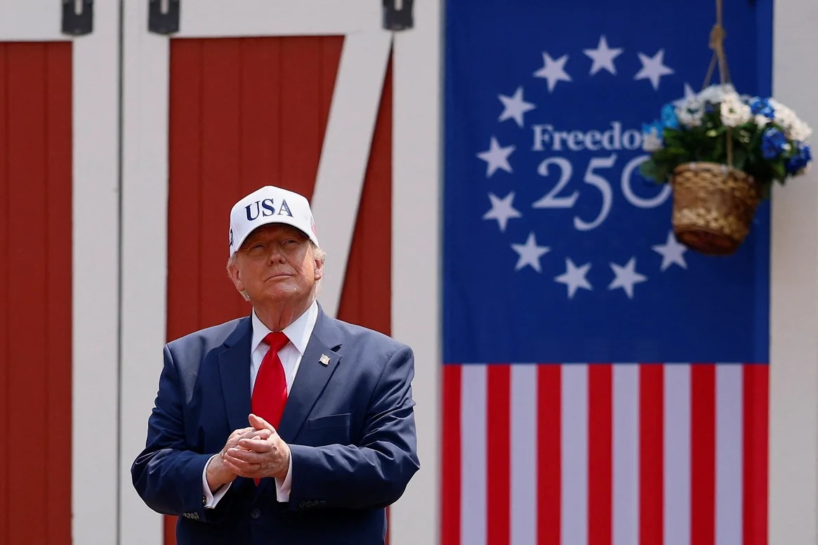 Трамп скупал акции ИТ-гигантов во время спровоцированного им обвала