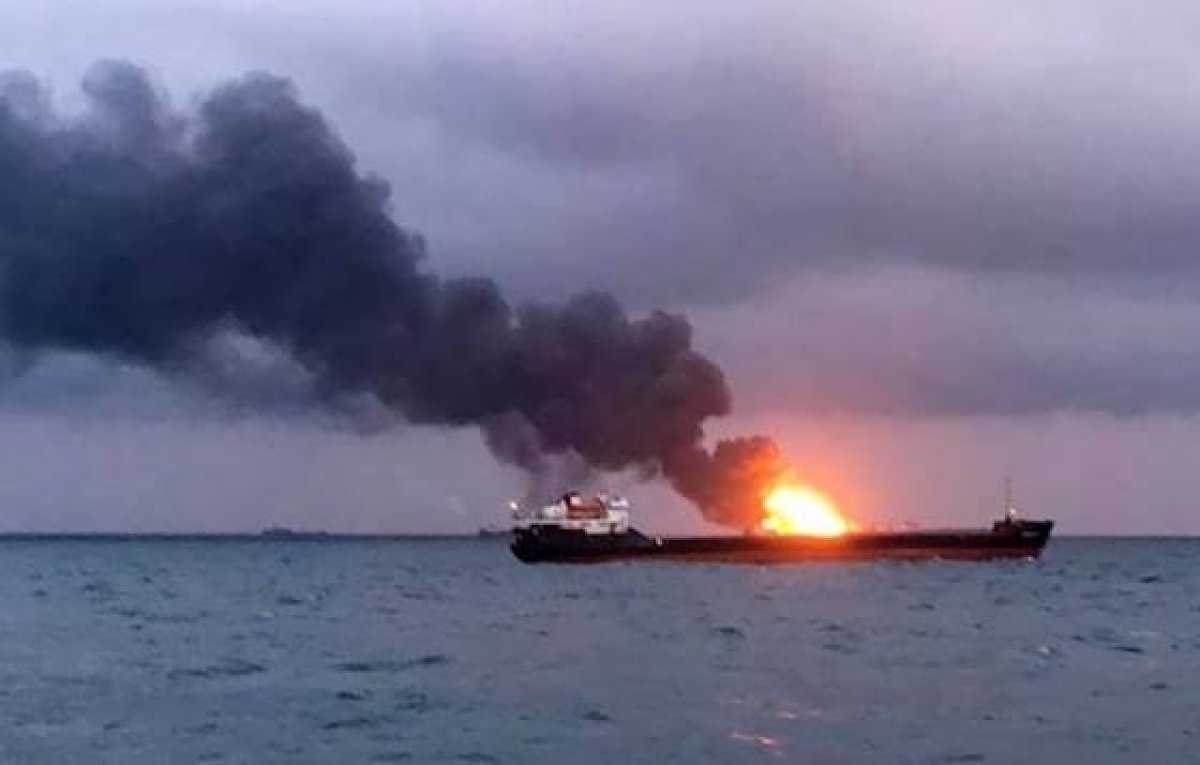 У берегов Румынии взорвался и горит газовоз