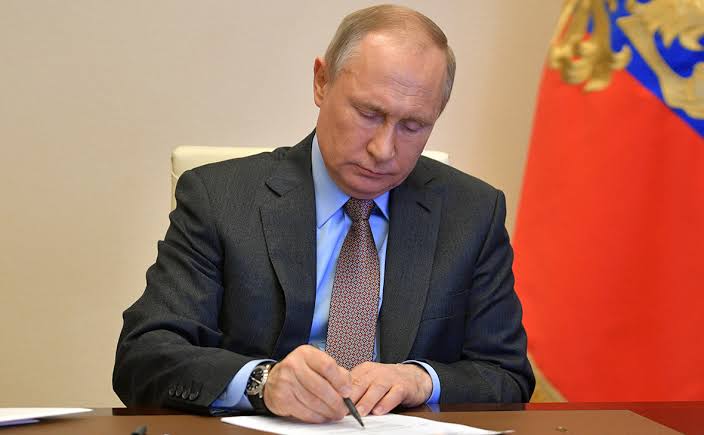 Мигрантам в России добавили трудностей: Путин подписал новый закон