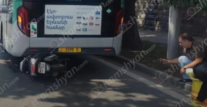 Мопедом по автомобилю и автобусу