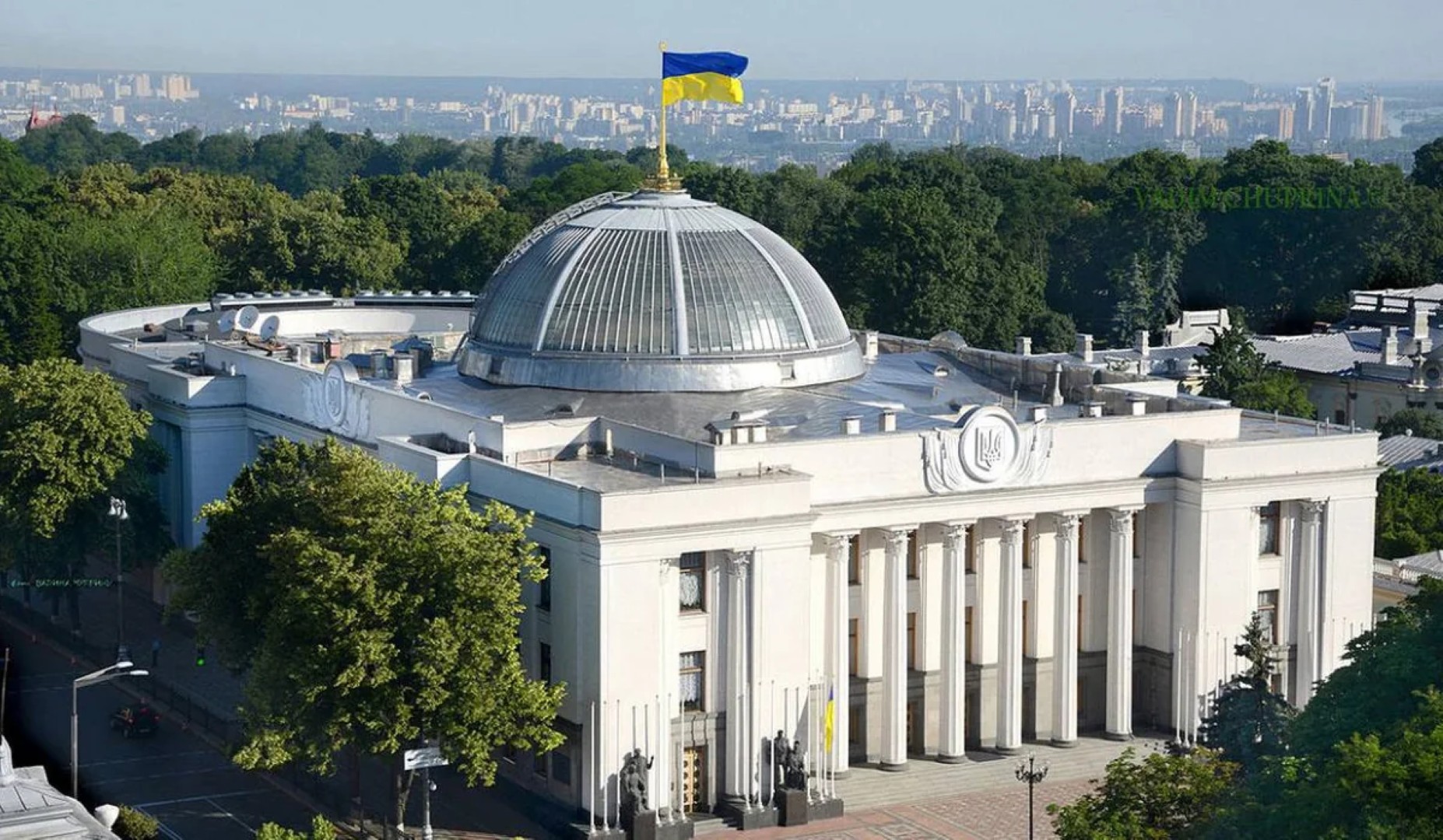 Верховная Рада Украины перенесла заседание из-за угрозы авиаударов