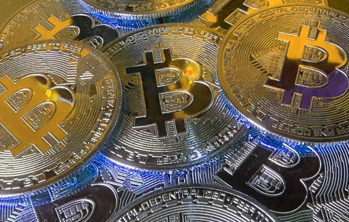 Крипторынок ускорил рост: биткоин подорожал почти на 5%