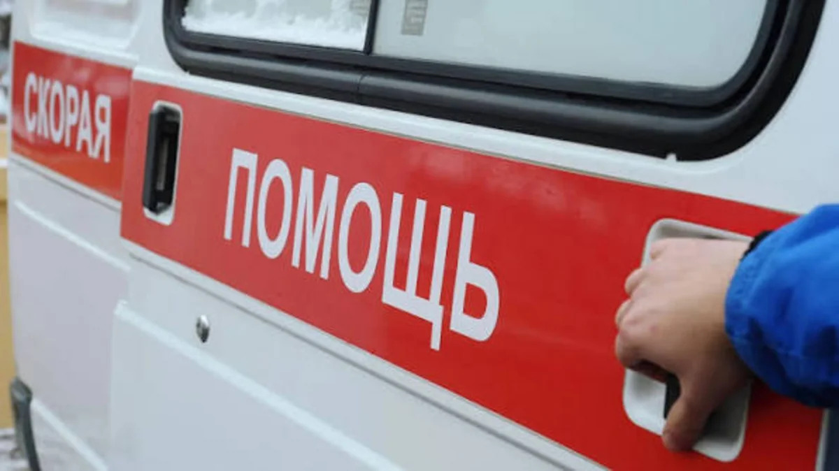 В Ярославле автомобиль въехал в автобусную остановку, один человек погиб