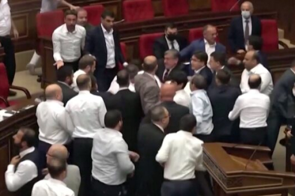 Стычка в парламенте Армении произошла после спора депутата со спикером