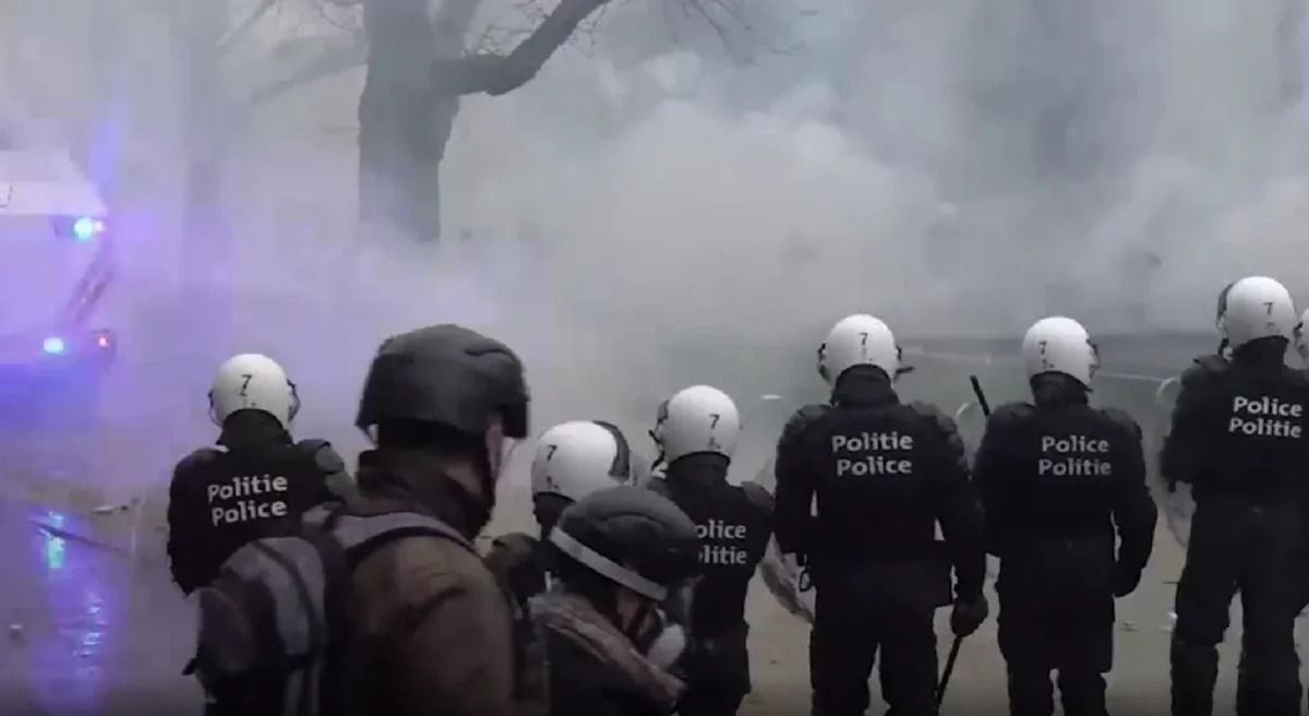 В Брюсселе полиция применила слезоточивый газ против протестующих