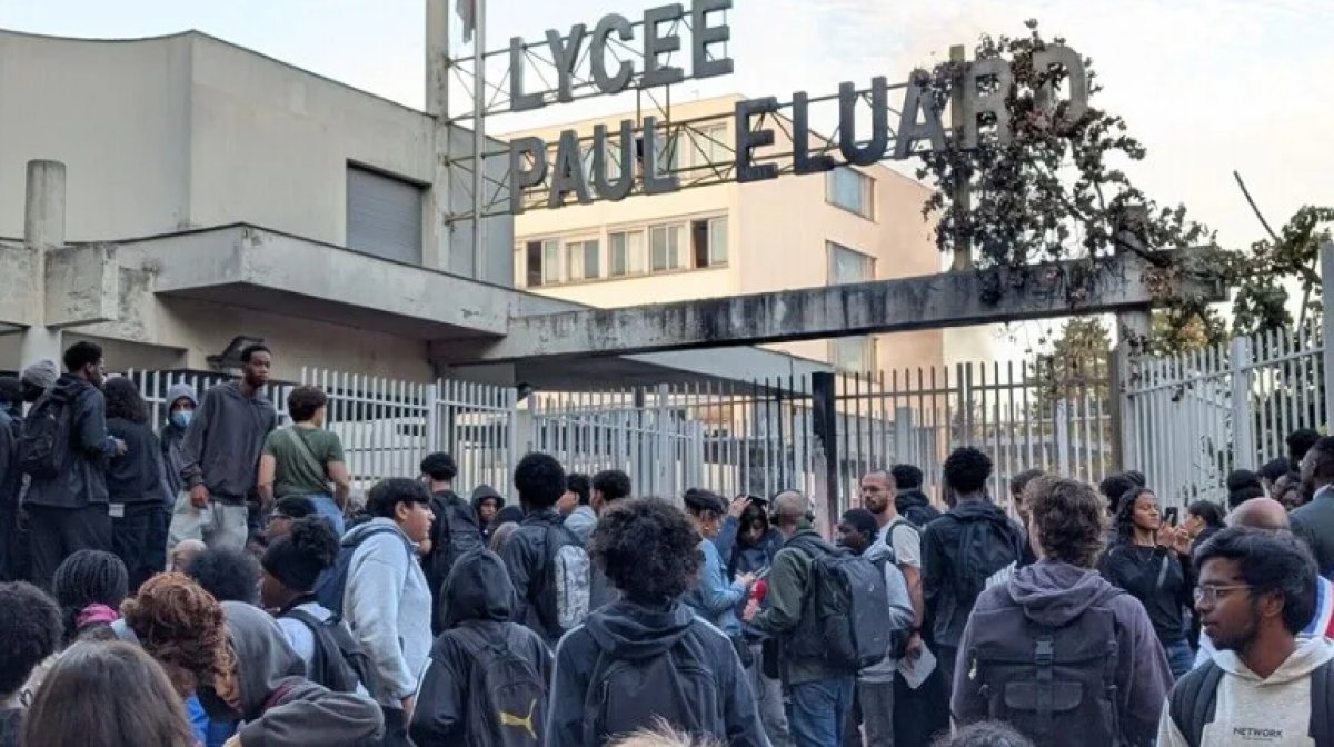 Франция увеличивает штат учителей на фоне протестов