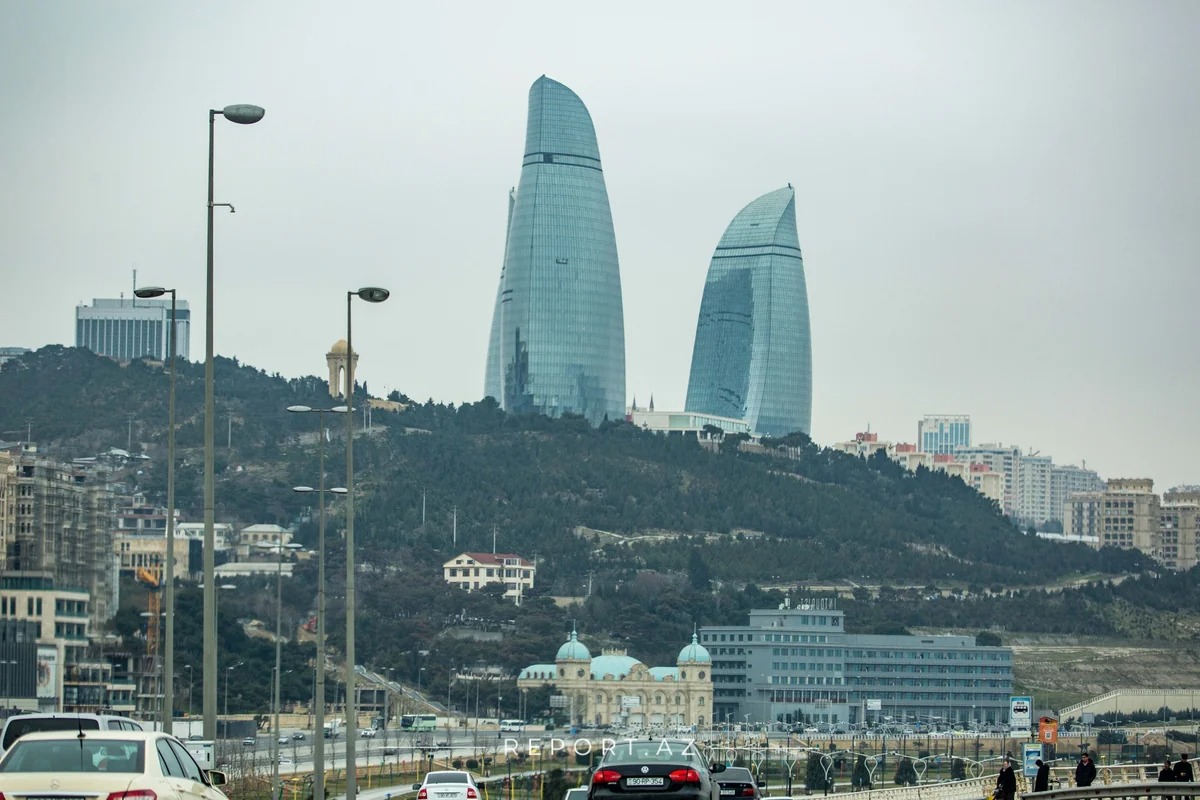 Баку наводит мосты